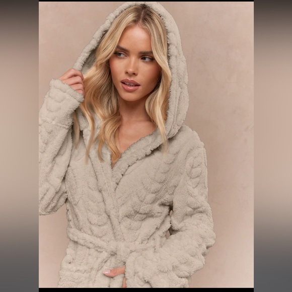 Missguided Cream Textured Robe - Picture 3 of 7